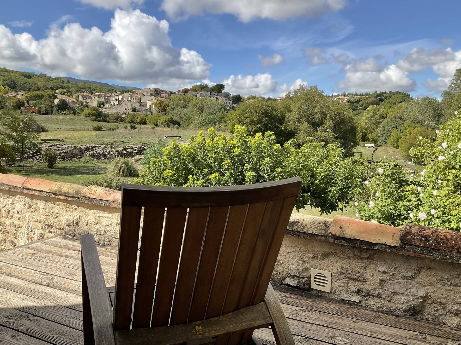 terrasse-vue-luberon-gite-feniere.jpg